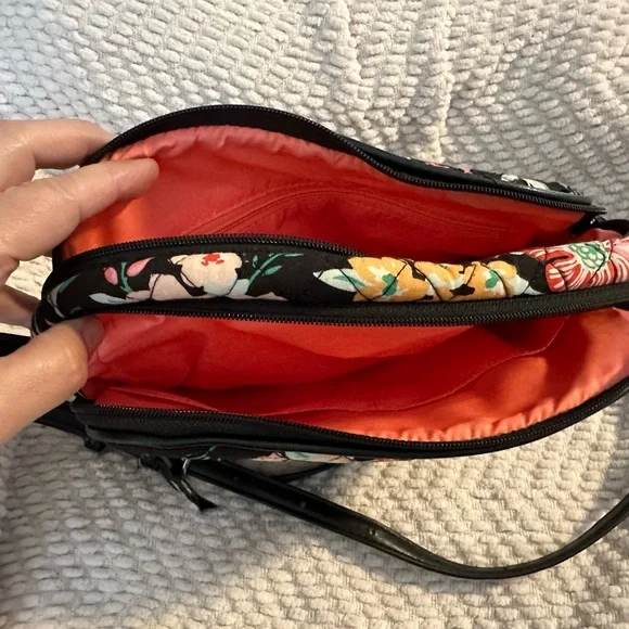 NWOT Vera Bradley crossbody bag. Clean, no stains or tears. - Picture 2 of 4